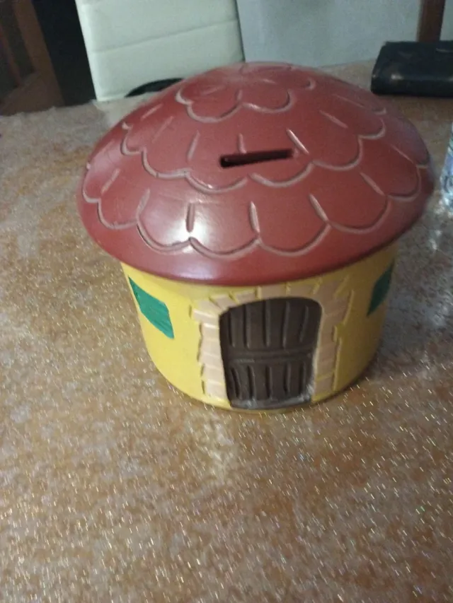 Salvadanaio a forma di casa in ceramica