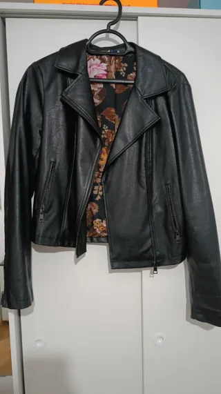 Chaqueta cuero negra forro floral