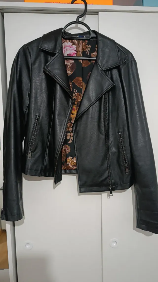 Chaqueta cuero negra forro floral