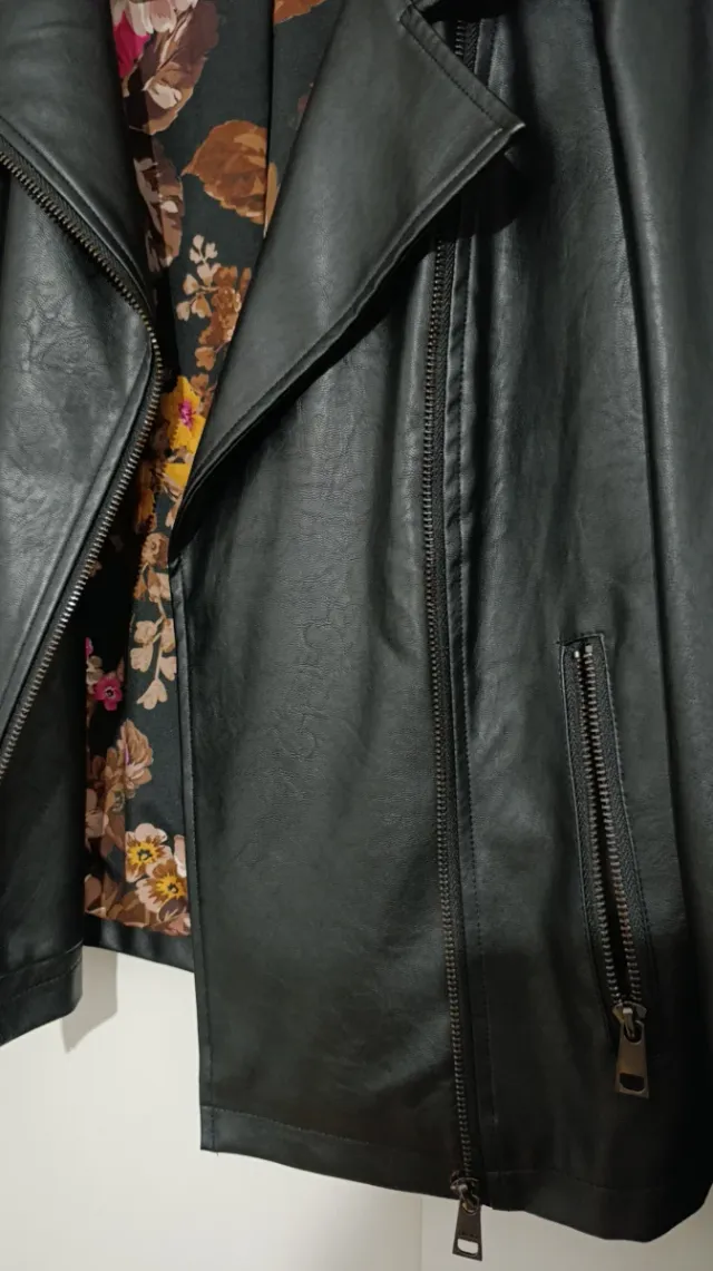 Chaqueta cuero negra forro floral