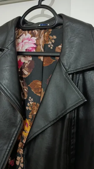 Chaqueta cuero negra forro floral