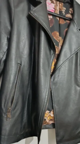 Chaqueta cuero negra forro floral