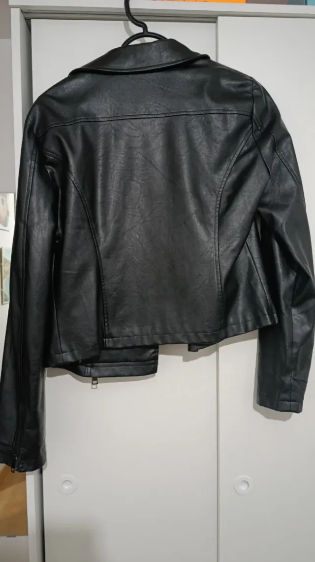 Chaqueta cuero negra forro floral