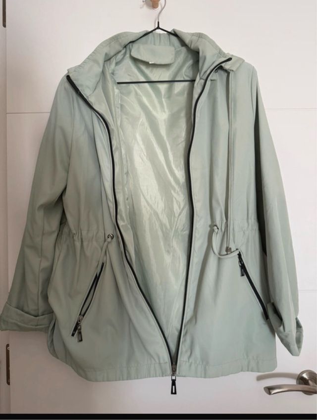 Parka verde con capucha
