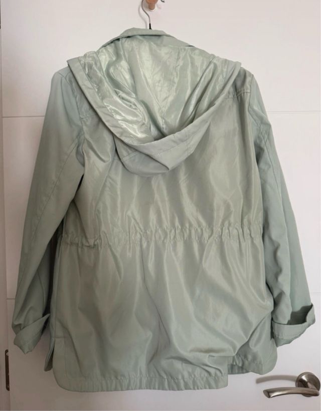 Parka verde con capucha