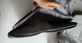 Bolsa portátil preta com design de música