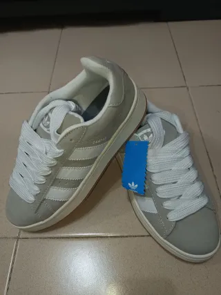 Adidas Campus Gris y Blanco, talla 40.