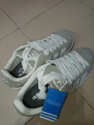 Adidas Campus Gris y Blanco, talla 40.