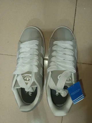 Adidas Campus Gris y Blanco, talla 40.