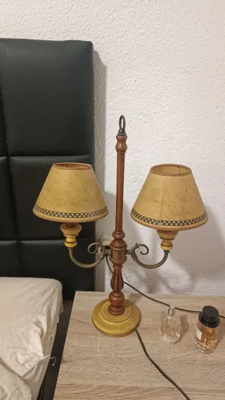 Lámpara de mesa de madera y metal