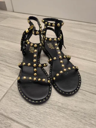 Sandali Ovyé neri con borchie oro