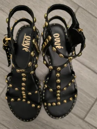 Sandali Ovyé neri con borchie oro