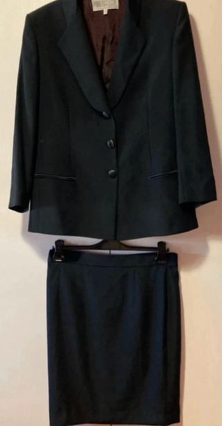Tailleur elegante donna con bavero raso