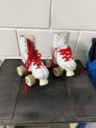 Patines de niños 4 ruedas blancos y cordones rojos