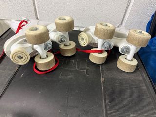 Patines de niños 4 ruedas blancos y cordones rojos