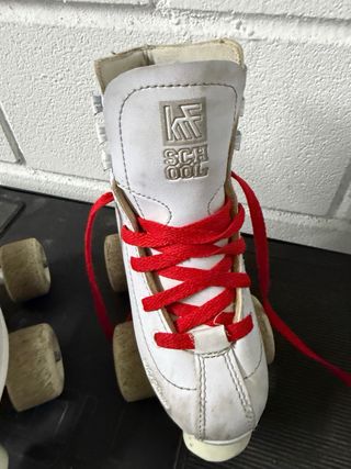 Patines de niños 4 ruedas blancos y cordones rojos