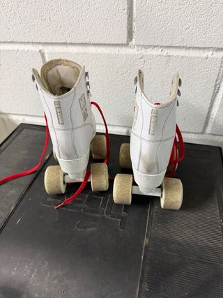 Patines de niños 4 ruedas blancos y cordones rojos