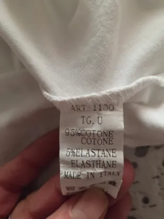 Camiseta blanca con estampado de calavera