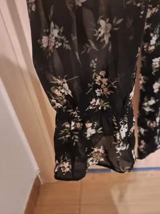 Camisa floral negra manga larga
