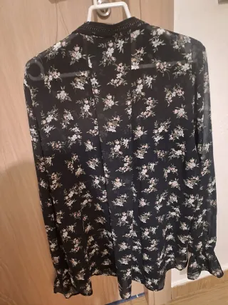 Camisa floral negra manga larga