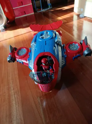 Avión Spiderman con muñeco.