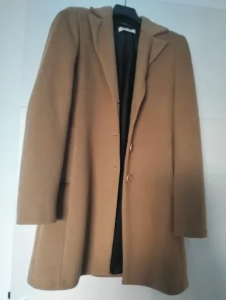 Cappotto in panno colore cammello.