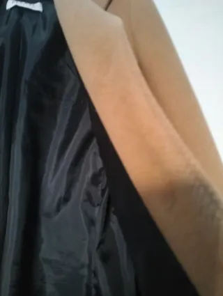 Cappotto in panno colore cammello.