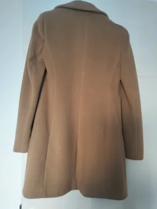 Cappotto in panno colore cammello.