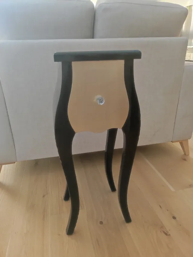 Mesita auxiliar negra y dorada