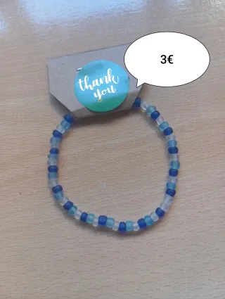 Pulseras de cuentas azules y blancas