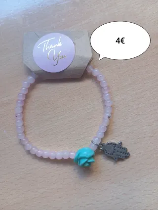 Pulseras de cuentas azules y blancas