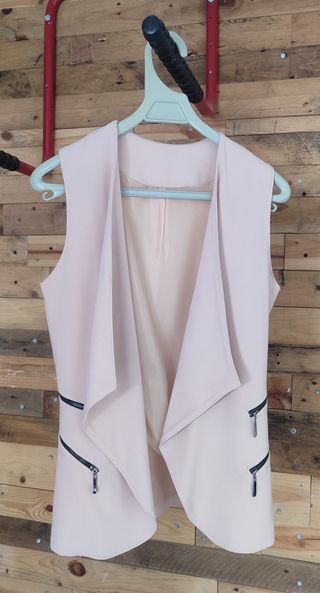 Chaleco rosa con cremalleras