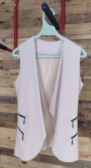 Chaleco rosa con cremalleras