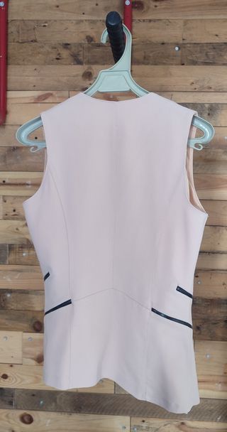 Chaleco rosa con cremalleras