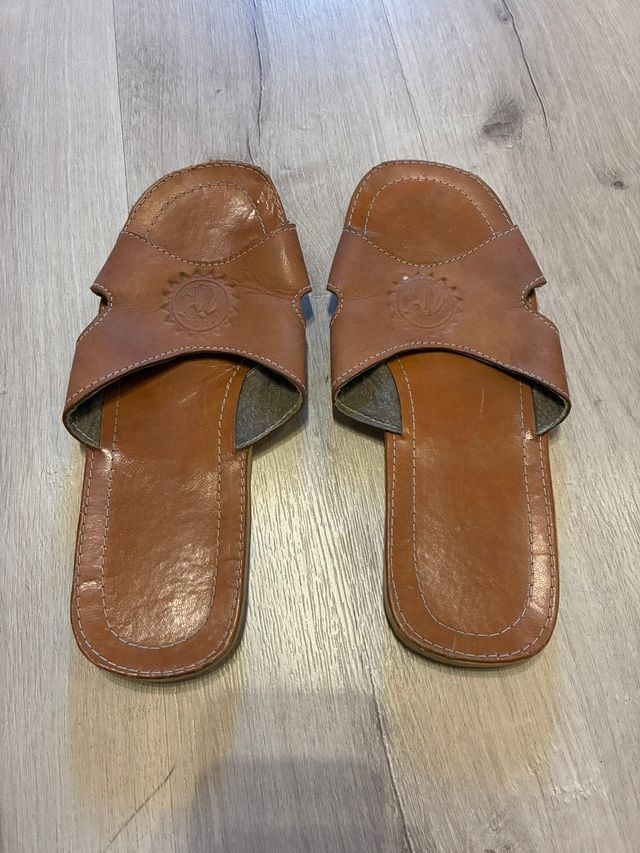 Chanclas de cuero marrones