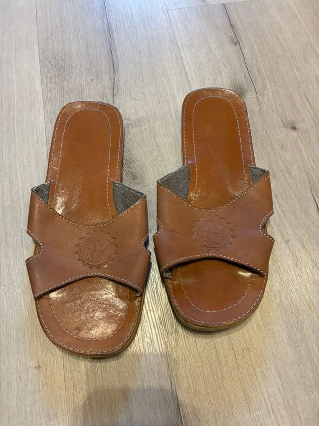 Chanclas de cuero marrones