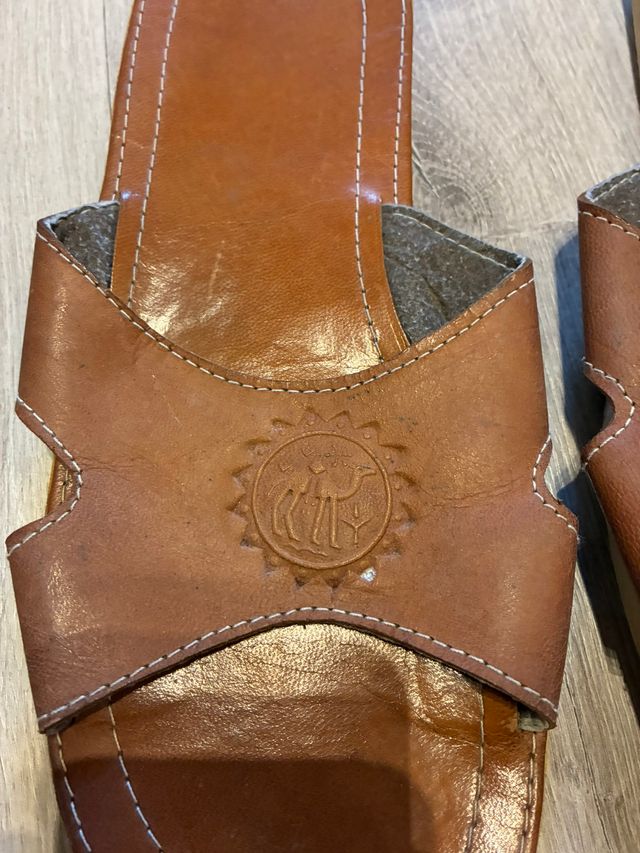 Chanclas de cuero marrones