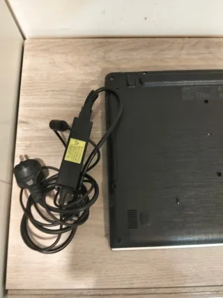 Portátil Acer aspire E5 y cargador