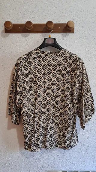 Camisa étnica beige y negra