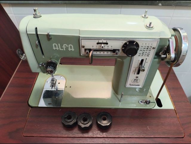 Máquina de coser y bordar Alfa
