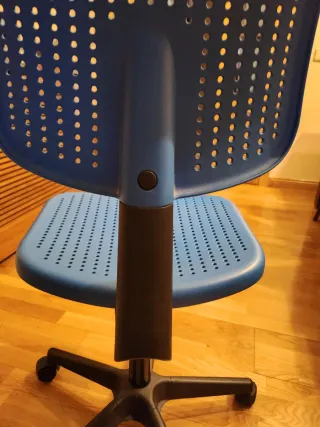 Silla de escritorio azul con ruedas