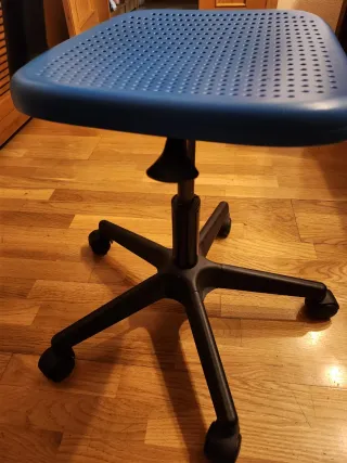 Silla de escritorio azul con ruedas