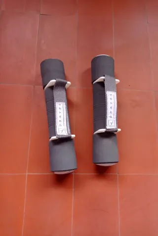 Mancuernas/pesas de espuma y velcro grises 2KG