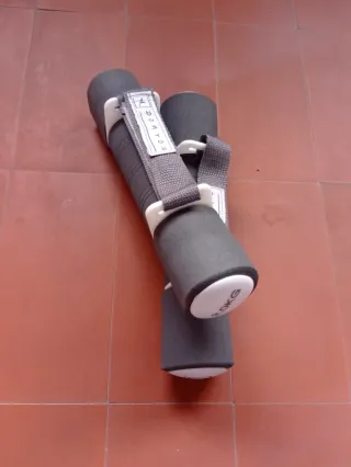 Mancuernas/pesas de espuma y velcro grises 2KG