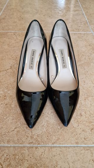 Zapatos de salón de charol negro