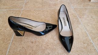 Zapatos de salón de charol negro