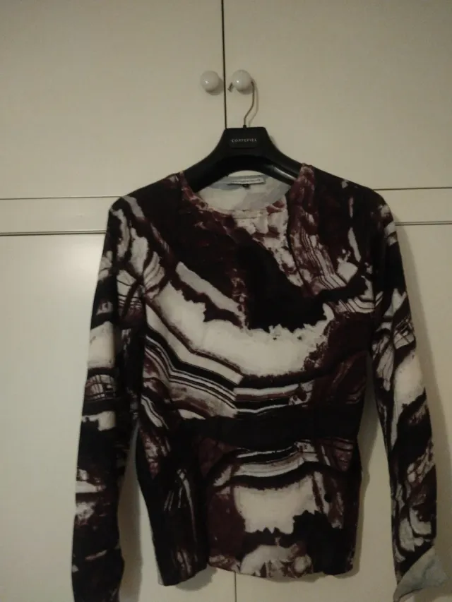 Jersey estampado blanco, negro y burdeos