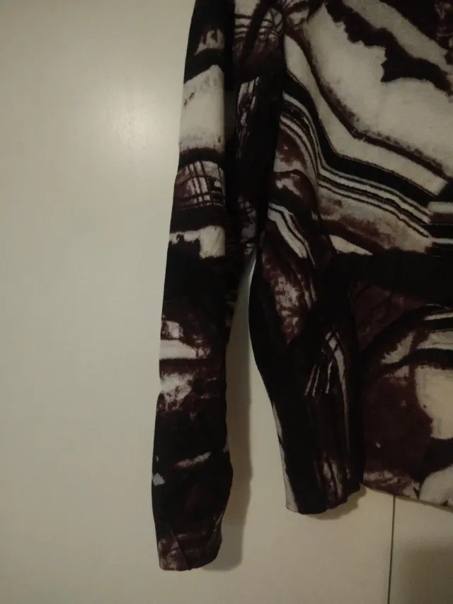 Jersey estampado blanco, negro y burdeos