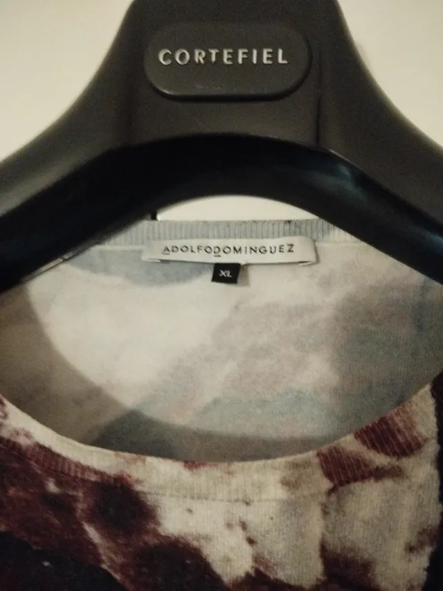 Jersey estampado blanco, negro y burdeos