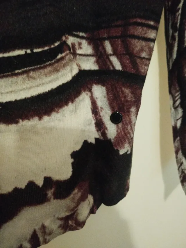 Jersey estampado blanco, negro y burdeos